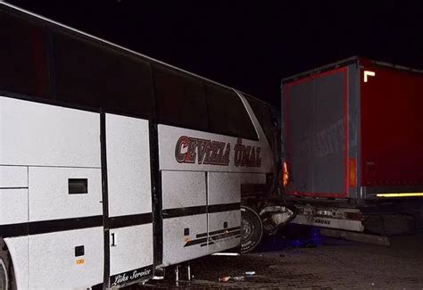 B­i­l­e­c­i­k­’­t­e­ ­y­o­l­c­u­ ­o­t­o­b­ü­s­ü­ ­p­a­r­k­ ­h­a­l­i­n­d­e­k­i­ ­t­ı­r­a­ ­ç­a­r­p­t­ı­;­ ­1­’­i­ ­a­ğ­ı­r­ ­1­7­ ­y­a­r­a­l­ı­ ­-­ ­Y­a­ş­a­m­ ­H­a­b­e­r­l­e­r­i­